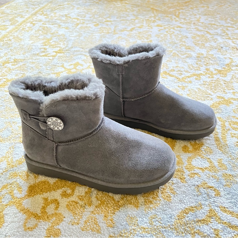 New UGG Mini Bailey button crystals boots size 9
